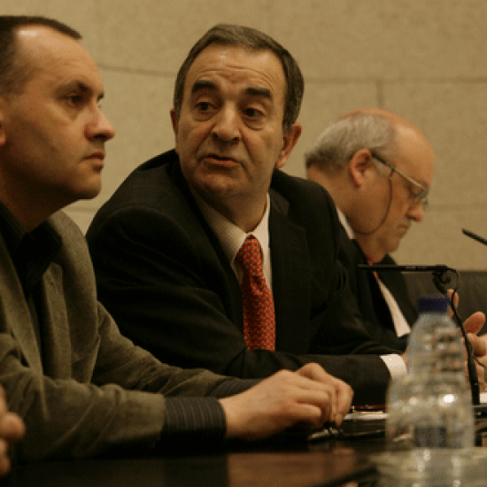 Raúl López entre Antón Bao y José Antonio Caneda durante una Junta de Accionistas del CB Breogán