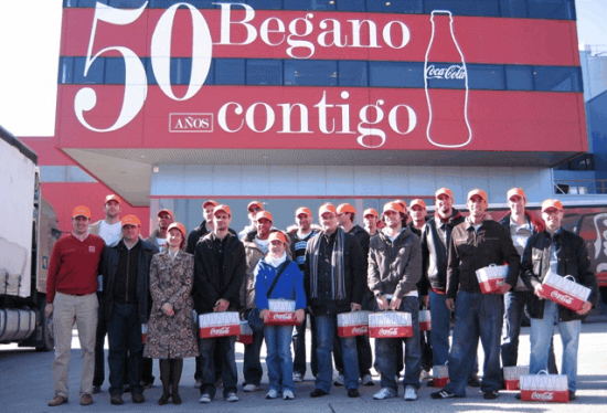 Foto de grupo ante la factoría de BEGANO que cumple 50 años en A Coruña