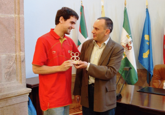 El Vicepresidente de la Diputación de Lugo, Antón Bao, entrega un recuerdo a Mikel Úriz