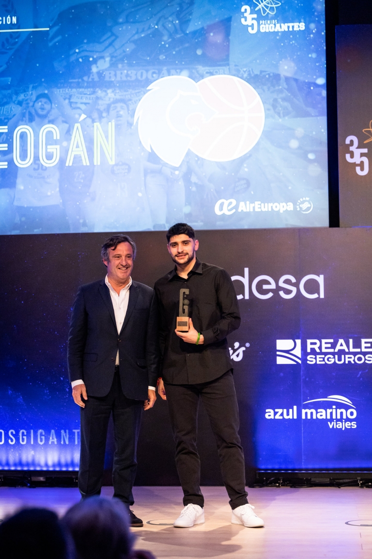 Sergi Quintela recogió el Premio Gigantes a la mejor afición en nombre de la Marea Celeste
