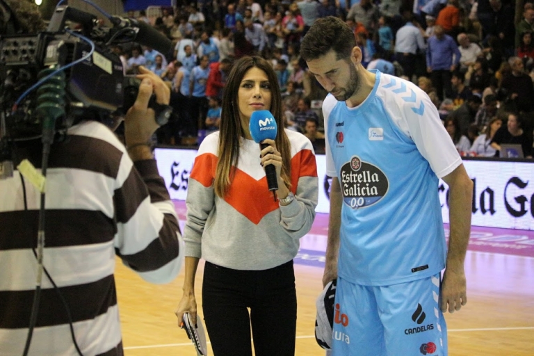 Movistar estivo presente co seu equipo de comentaristas para cubrir o derbi. Milena Martín entrevista a Vidal no intermedio