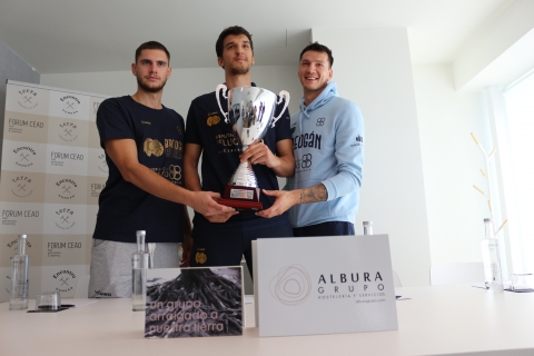 Os xogadores posaron coa recentemente conquistada Copa Galicia