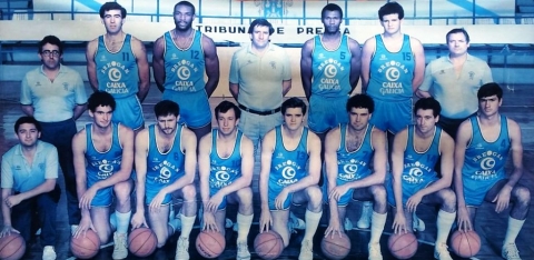 Casado (de pé no centro da imaxe) co seu equipo da 1985/86