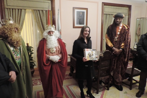 Os Reis visitaron O Concello e entregaron un agasallo á alcaldesa